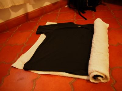 Peras baju ala gulung handuk