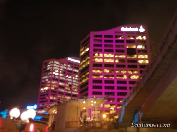 Gedung Rabobank disinari lampu merah muda