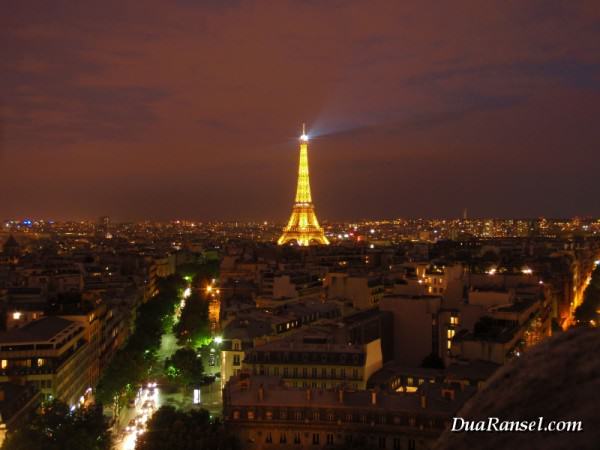 Menara Eiffel di tengah kota Paris, dipotret dari Arc de Triomphe