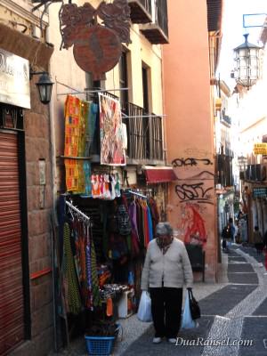 Cobblerstone alias jalan berbatu di Granada, Spanyol.