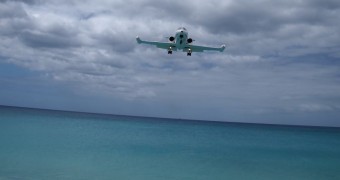 Maho Bay Beach (Airport runway beach), Sint Maarten