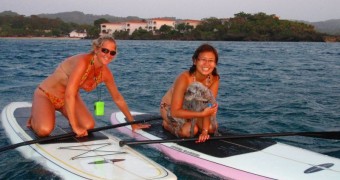 Honduras - Roatan - Paddleboarding - Dina and Dawn - VagabondQuest 800x600
