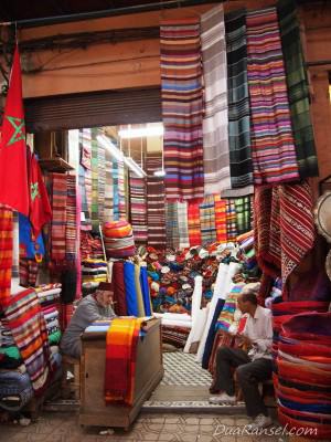 Jualan kain di souk - Marrakesh, Maroko