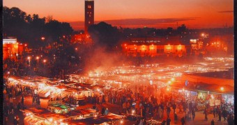 Kartu Pos Dua Ransel: Jemaa el-Fna di Marrakesh, Maroko