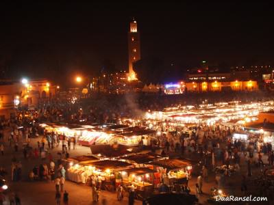 Alun-alun Jemaa el-Fnaa dan menara Masjid Koutoubia, Marrakesh, Maroko