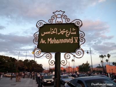 Papan nama jalan "Av. Mohammed V" (Marrakesh, Maroko)