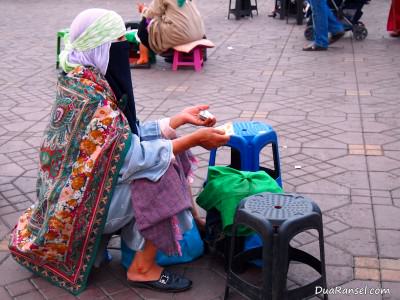 Peramal nasib di alun-alun Jemaa el-Fna, Marrakesh, Maroko