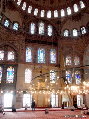 Ruang utama Blue Mosque, Istanbul, Turki