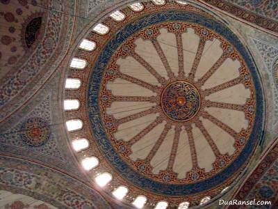 Dekorasi langit-langit Blue Mosque di Istanbul, Turki