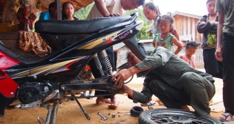 Laos - Vieng Xai - Sepeda motor jebol 2R