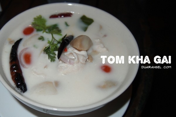 Tom kha kai - Delicious Thai chicken coconut soup
